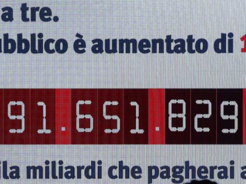 Lo scorso anno in alcune stazioni era possibile vedere il contatore del debito dell'Istituto Bruno Leoni. Ora ha raggiunto i 2.373 miliardi (foto LaPresse)