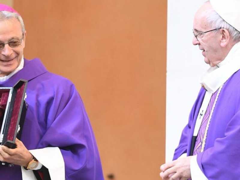 Il vescovo di Carpi e Papa Francesco. Foto LaPresse