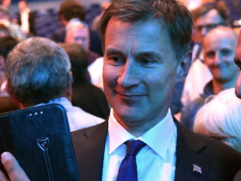 Un sostenitore fa un selfie con Jeremy Hunt durante un evento elettorale a Birmingham (Foto LaPresse)