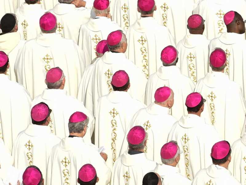 Mons. Cavina con Papa Francesco (foto LaPresse)