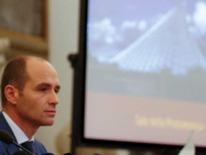 La Raggi con l'assessore allo Sport Frongia mentre annuncia che Roma non ospiter&agrave; le Olimpiadi (Foto LaPresse)