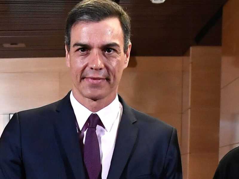 Il premier spagnolo Pedro S&aacute;nchez assieme al leader di Podemos, Pablo Iglesias (Foto LaPresse)