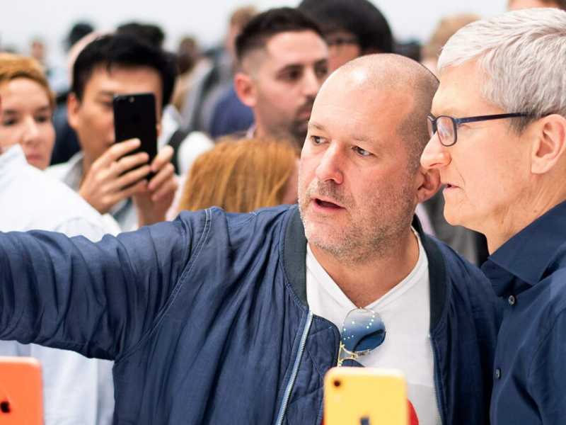 Jonathan Ive (a sinistra) assieme al Ceo di Apple, Tim Cook, nel 2018 (Foto LaPresse)