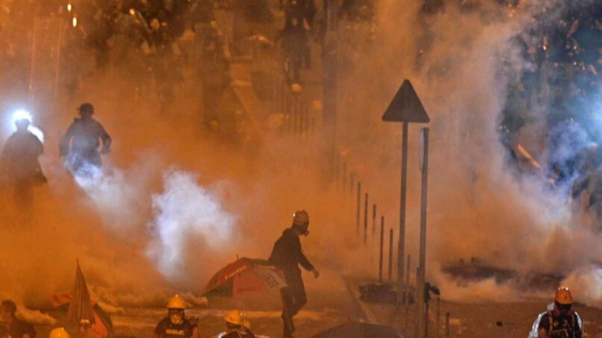 Immagine di A Hong Kong i ragazzi assaltano il Parlamento