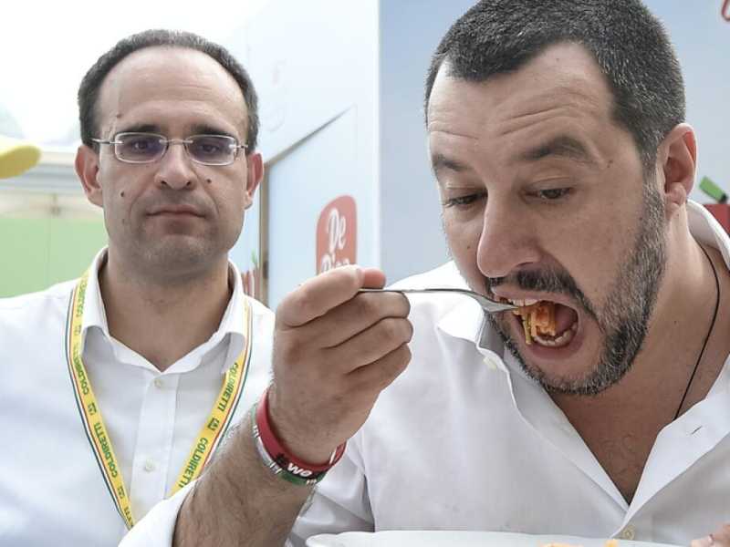 Mentre la sinistra Slow food partiva alla carica contro i fast food, c&rsquo;era chi andava oltre: il cibo barbaro e straniero contro quello civile e nostrano. Nella foto Salvini a Torino nel 2018, LaPresse