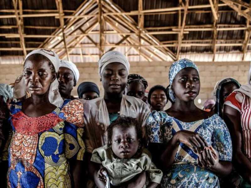 Un gruppo di agricoltori del gruppo etnico adara partecipa al servizio domenicale presso la chiesa nella città di Kajuru, nello stato di Kaduna, in Nigeria (2019, foto di Luis Tato/Afp)