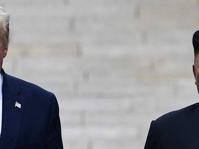 Donald Trump assieme a Kim Jong Un dopo avere attraversato il confine che separa la Corea del Sud dalla Corea del Nord (Foto LaPresse)