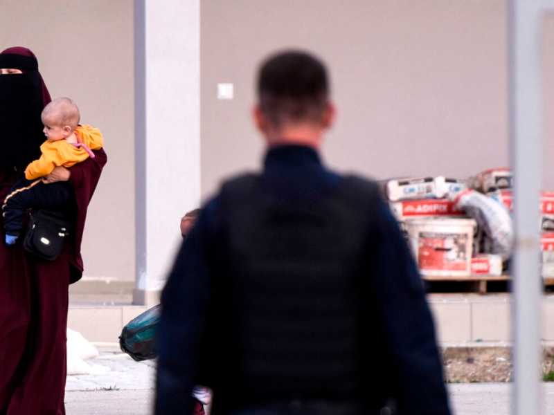 Kosovo, il rientro dei parenti dei combattenti che si sono uniti allo Stato islamico per combattere in Siria (LaPresse)