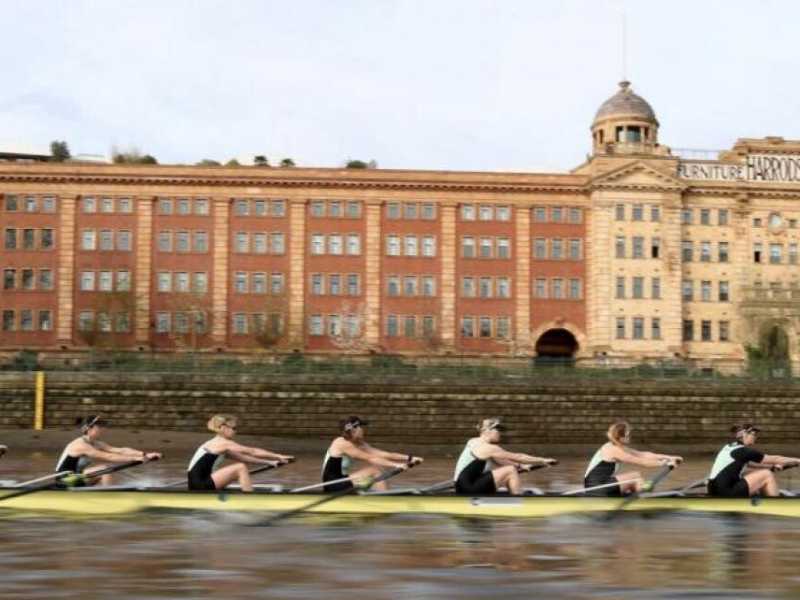 Un allenamento della squadra di canottaggio di Cambridge e, sullo sfondo, uno dei palazzi dell'Universit&agrave; (foto LaPresse)