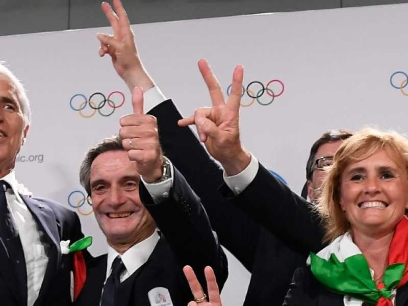 I festeggiamenti di Malagò e del Comitato olimpico italiano dopo l'assegnazione, a Losanna, delle Olimpiadi invernali 2026 a Milano-Cortina (Foto LaPresse)
