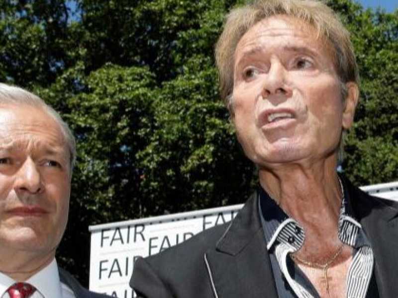 A destra Cliff Richard, a sinistra Paul Gambaccini (foto LaPresse)