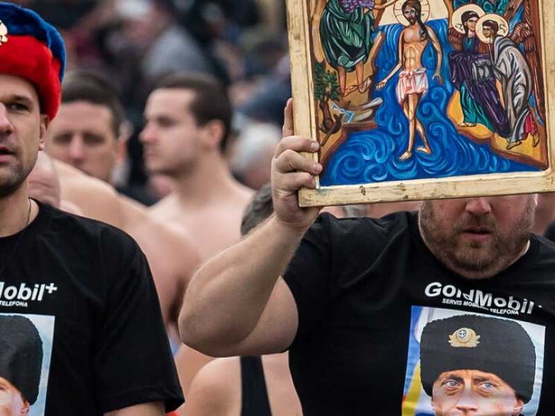Una manifestazione degli ortodossi serbi a Belgrado lo scorso gennaio (Foto LaPresse)