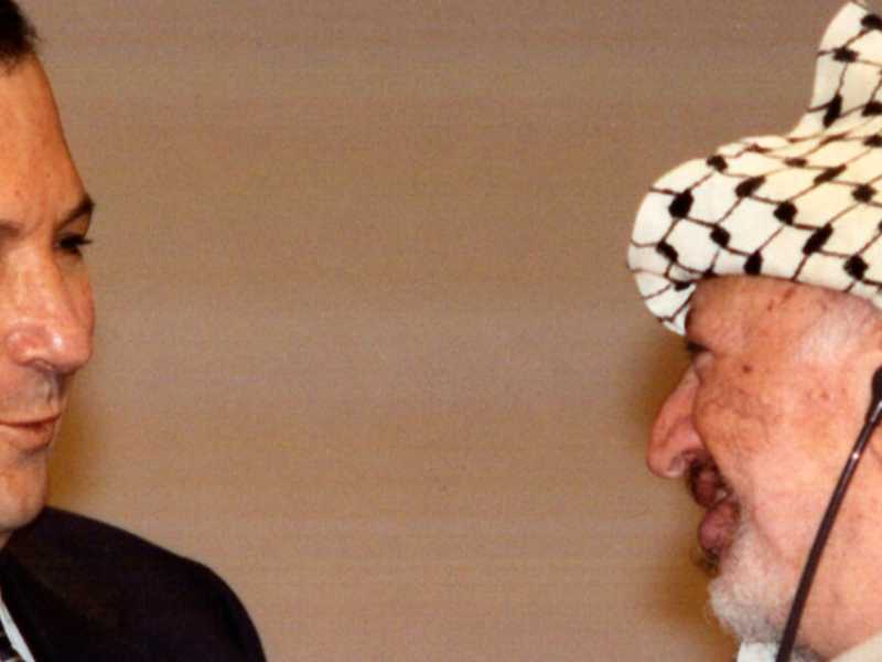 Ehud Barak in una foto di archivio con Arafat (Foto LaPresse)