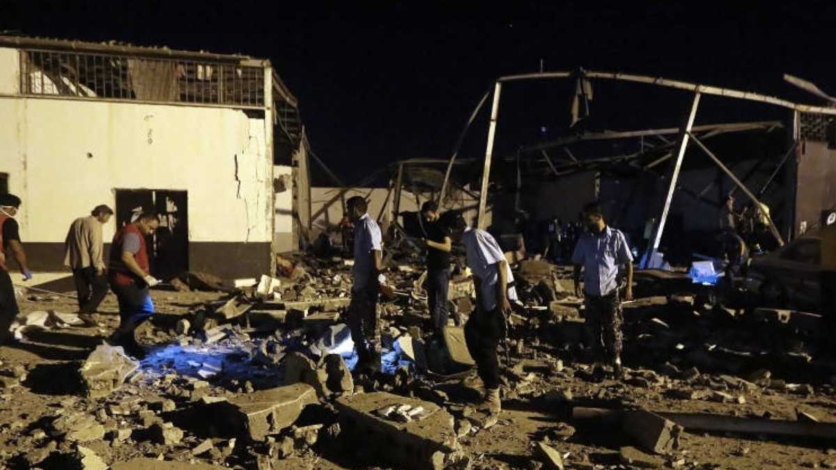 Immagine di Haftar bombarda un centro per migranti a Tripoli, 40 morti