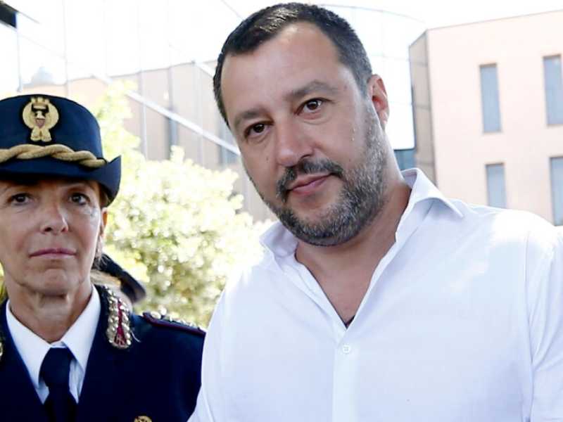 Matteo Salvini mostra il Taser (Foto LaPresse)