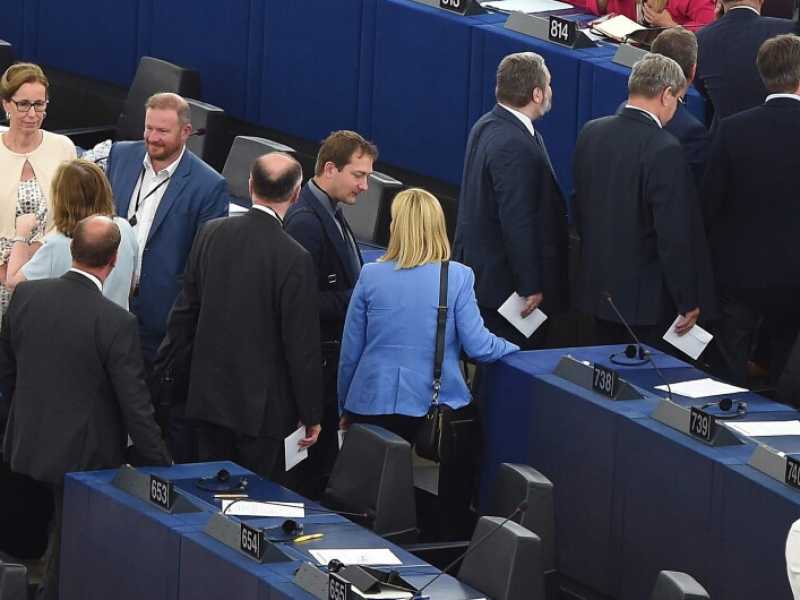 Alcuni deputati europei a Strasburgo durante la sessione plenaria (Foto LaPresse)