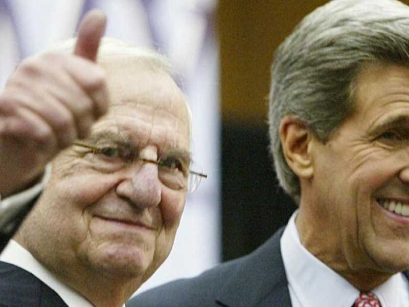 Lee Iacocca con John Kerry (foto LaPresse)