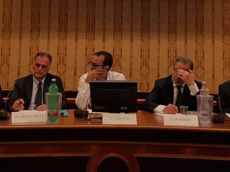 Gli ospiti del convegno organizzato dal Foglio a Napoli. Da sinistra Vito Grassi, Marco Brun, Massimo Garavaglia, Claudio Cerasa, Umberto Ranieri, Pier Carlo Padoan e Veronica De Romanis