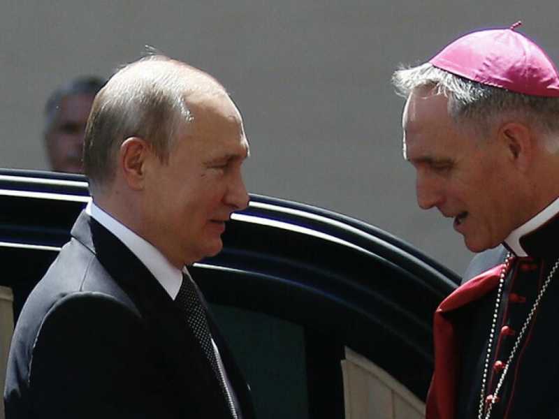 Il presidente russo Vladimir Putin in visita dal Papa a San Pietro (foto LaPresse)