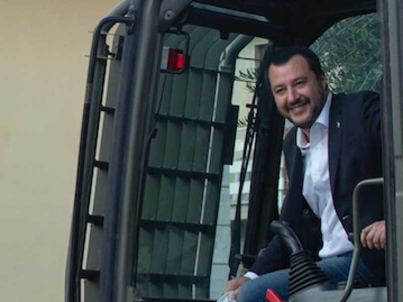Casamonica, via alla demolizione di un'altra villa. Salvini sale sulla ruspa (LaPresse)