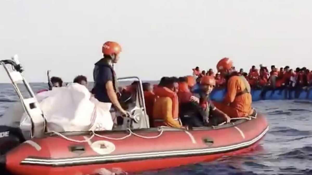 Immagine di Il nuovo scontro tra Salvini e le ong: scene di ordinario caos nel Mediterraneo