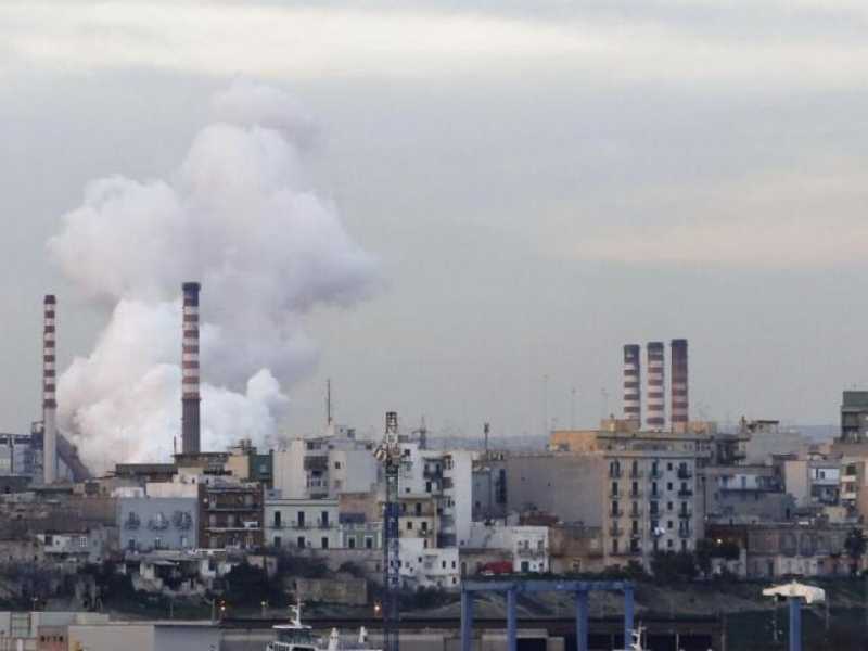 Lo stabilimento siderurgico dell'Ilva a Taranto (foto LaPresse)