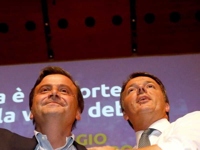 Renzi e Calenda insieme sul palco (Foto LaPresse)