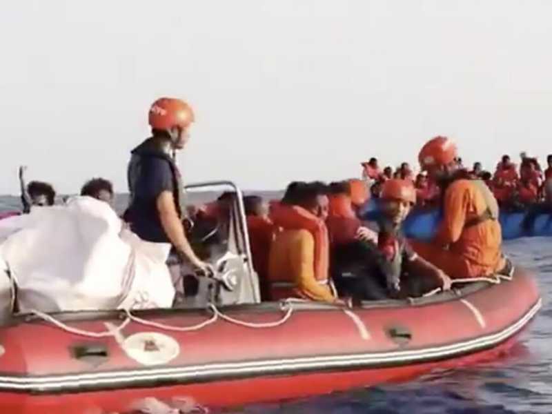 Il salvataggio dei migranti al largo della Libia da parte della Alan Kurdi