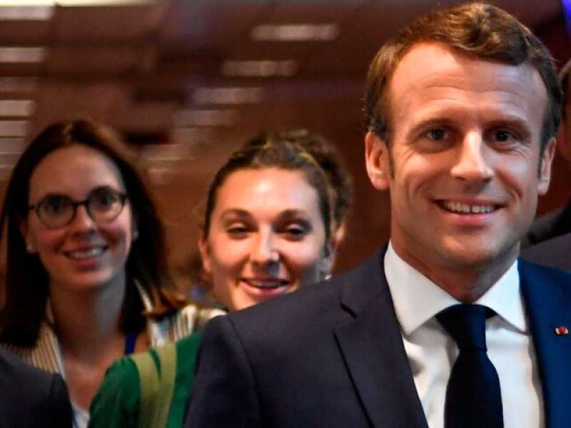 Macron con i suoi collaboratori a Bruxelles durante gli incontri per le nomine (Foto LaPresse)