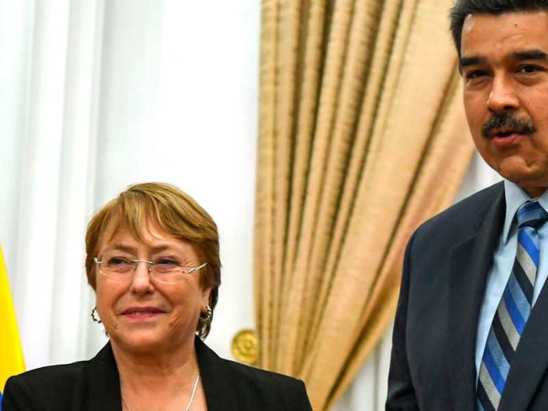 Il dittatore venezuelano Maduro accanto Alto commissario per i diritti umani dell&rsquo;Onu, Michelle Bachelet a Caracas lo scorso giugno (Foto LaPresse)