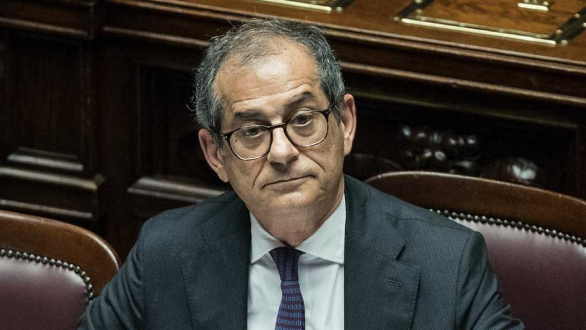 Immagine di Così Borghi e Bagnai attaccano via social Tria. Salvini si gode lo show