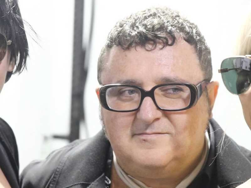 Alber Elbaz in un backstage con Noomi Rapace e Bei der Lanvin Modenschau. Il designer &egrave; tornato a fare moda per Tod's cinque anni dopo il divorzio molto sofferto da Lanvin (Foto LaPresse)