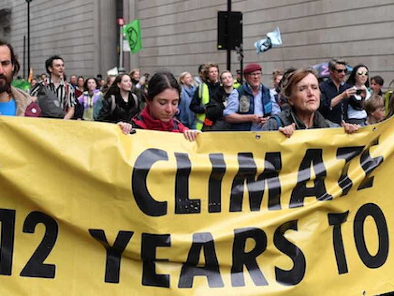 I manifestanti ambientalisti dell'Extinction Rebellion sfilano per le strade di Londra (Foto LaPresse)