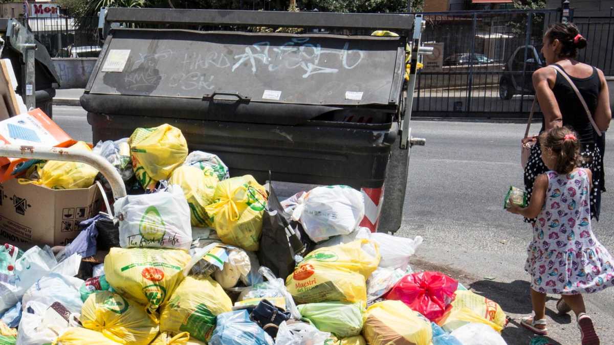 Immagine di Raggi e la monnezza di un sindaco incapace di risolvere i problemi