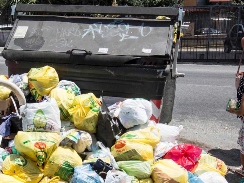 Continua l'emergenza rifiuti a Roma (foto LaPresse)