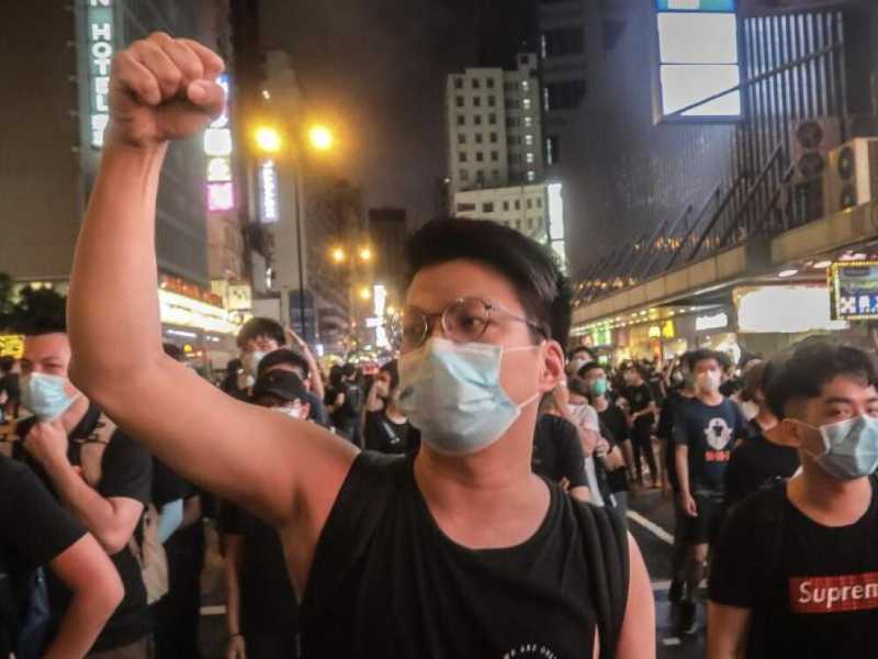 Manifestanti sfilano per le vie di Hong Kong (foto LaPresse)