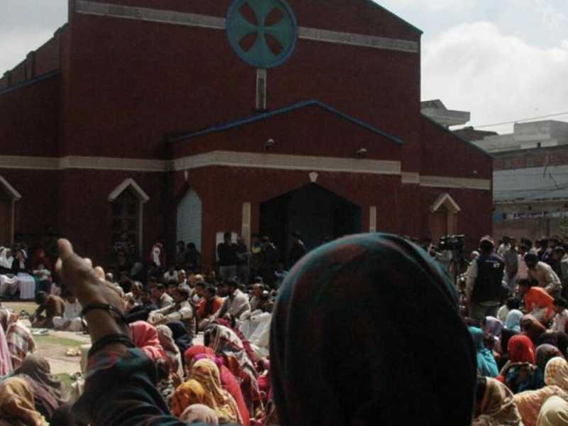 Cristiani in preghiera a Lahore il 16 marzo del 2015 per le vittime degli attacchi suicidi contro le chiese condotti da miliziani talebani (LaPresse)