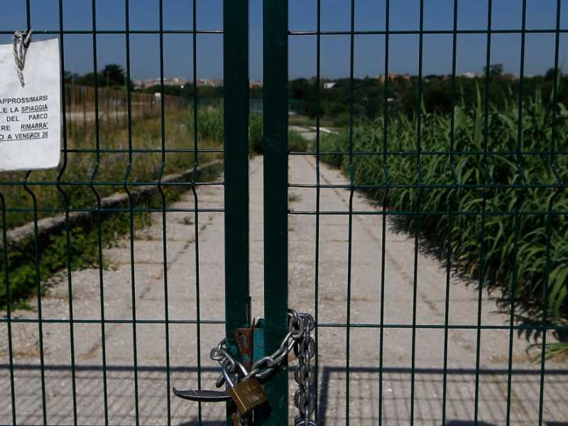 Roma, la spiaggia Tiberis a Ponte Marconi il 28 giugno 2019 (LaPresse)
