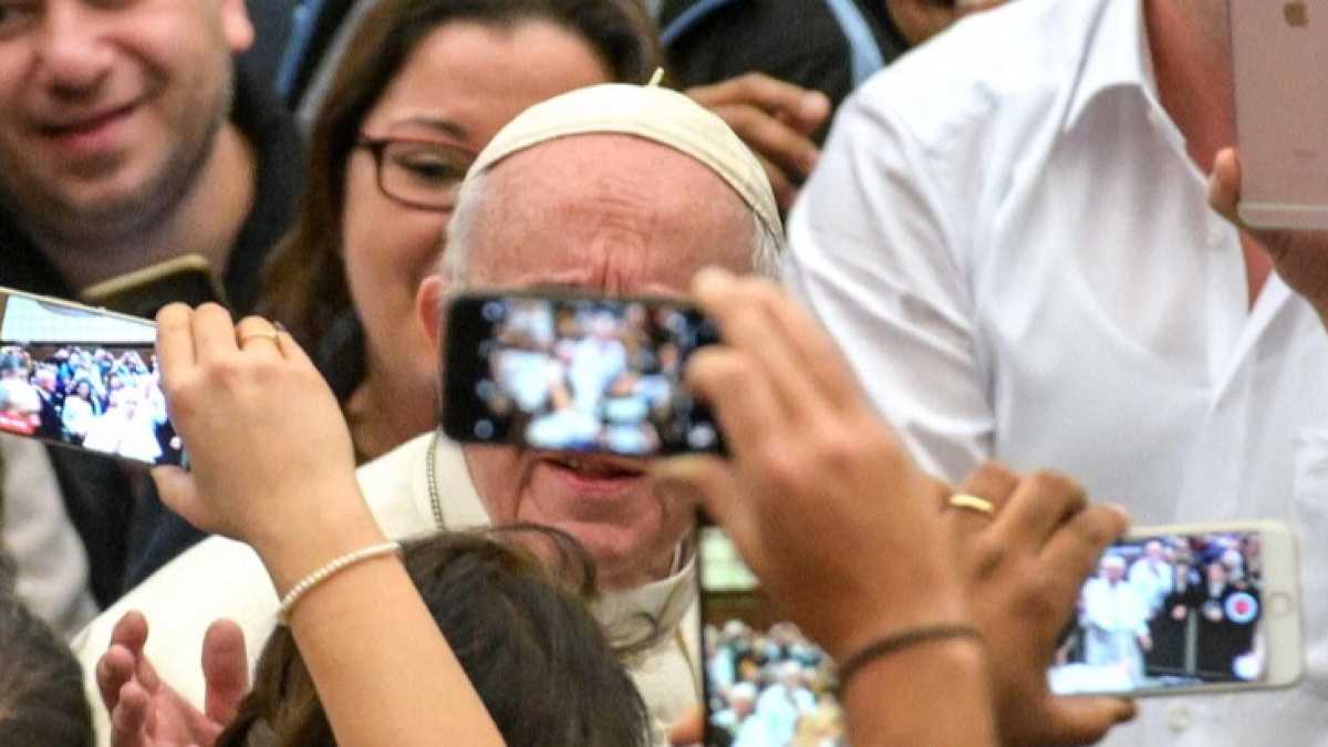 Immagine di Perché fa notizia un parroco che predica il Vangelo sui social?
