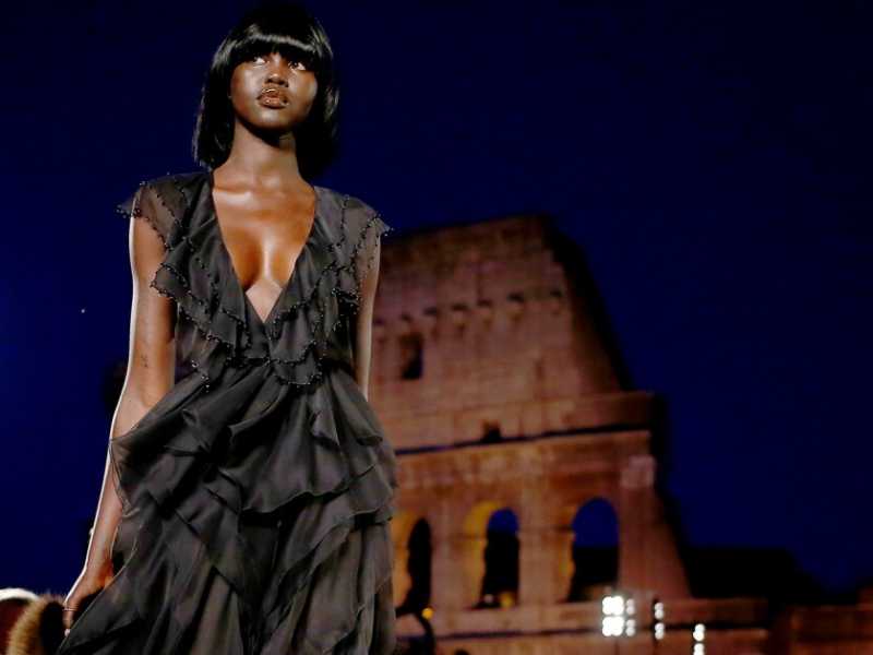 La sfilata di Fendi al Palatino con vista Colosseo, il 4 luglio scorso. "The Down of Romanity" ha richiamato oltre seicento ospiti (Foto LaPresse)