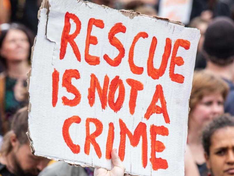 Una manifestazione di solidariet&agrave; a Carola Rackete, comandante della Sea Watch, sabato 6 luglio a Berlino (Foto LaPresse)