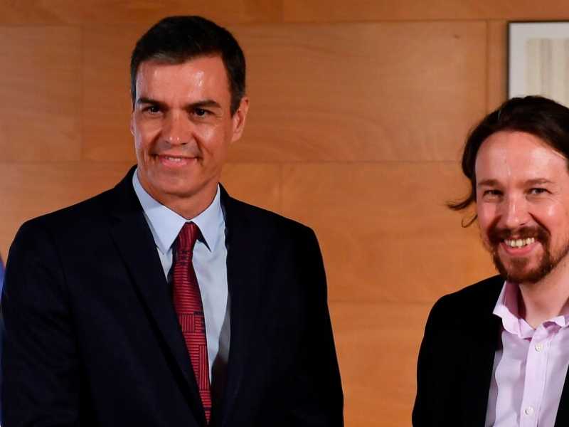 Pablo Iglesias (a destra) con Pedro S&aacute;nchez (foto LaPresse)