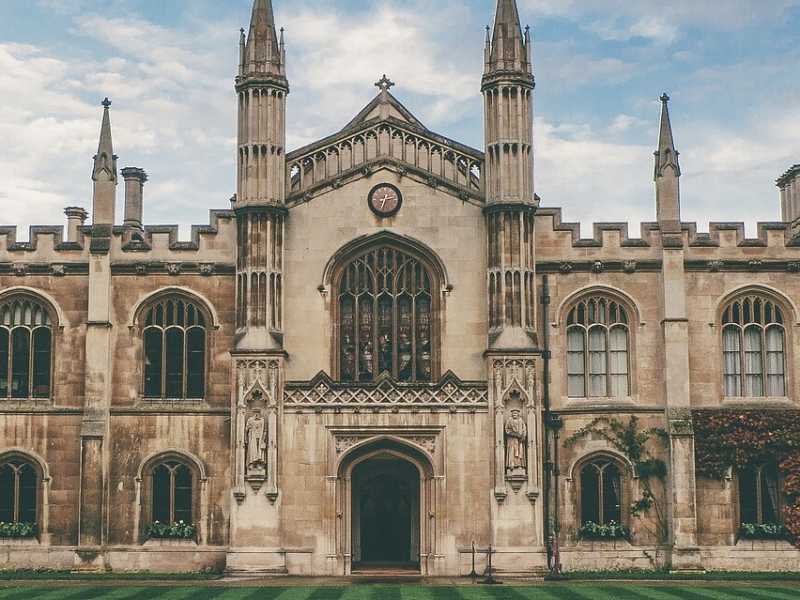 La facciata di uno dei college dell'Universit&agrave; di Cambridge (Foto Pixabay)
