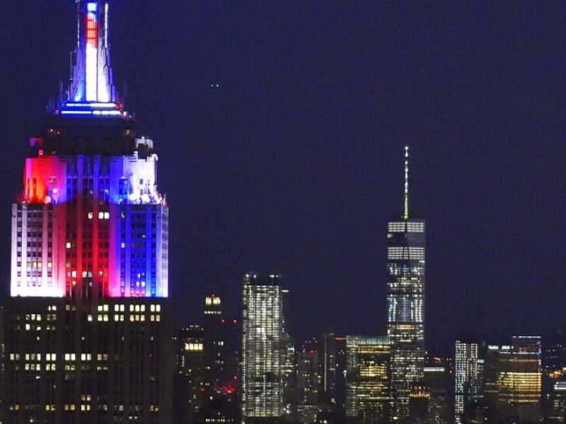 Una foto notturna del quartiere di Manhattan (Foto LaPresse)