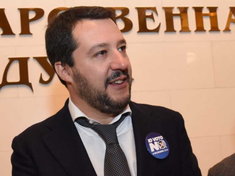 Salvini e Savoini durante una riunione con manager russi a Mosca nel 2016 (Foto LaPresse)