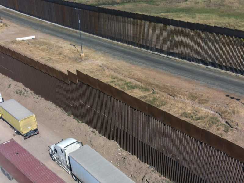 Camion al confine tra America e Messico. Trump continua a minacciare nuovi dazi se il governo di Citt&agrave; del Messico non far&agrave; di pi&ugrave; per fermare l&rsquo;immigrazione (LaPresse)
