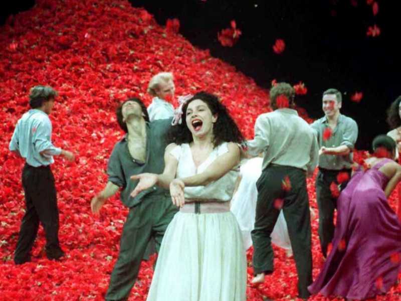 Uno spettacolo di Pina Bausch. In basso, la coreografa tedesca (1940-2009) (foto LaPresse)