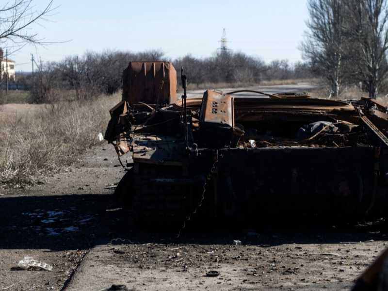 Carro armato distrutto nella strada che conduce fuori dal villaggio di Pisky, considerata molto pericolosa per i possibili e continui attacchi dei cecchini e commando dei separatisti (foto LaPresse)