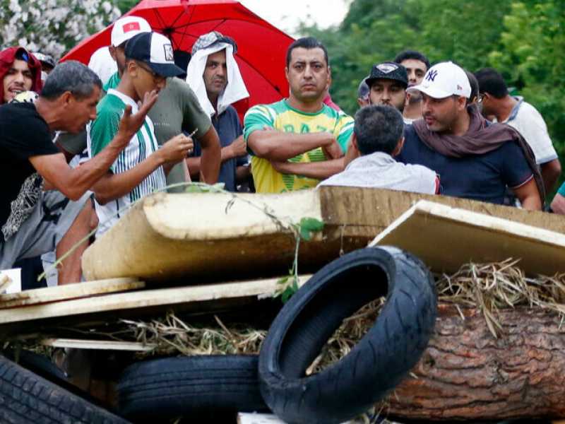 Barricate a Primavalle per cercare di fermare lo sgombero di via cardinal Capranica (foto LaPresse)