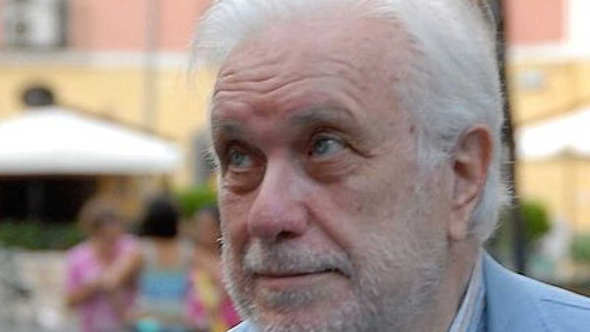 Immagine di De Crescenzo è stato l’idea di se stesso e passerà alla storia senza scavalcarla